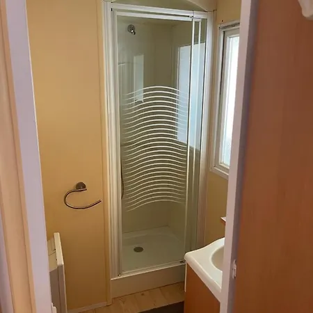 キャンプ場 Joli Mobil-home Climatise Et Entierement Equipe Dont Les Draps Mais Sans Wifi, Pour 4 Adultes Au Maximum Avec Possibilite De 2 Enfants En Plus Avec Supplements Mais Piscine Et Restaurant Non Garantis A Compter De Septembre