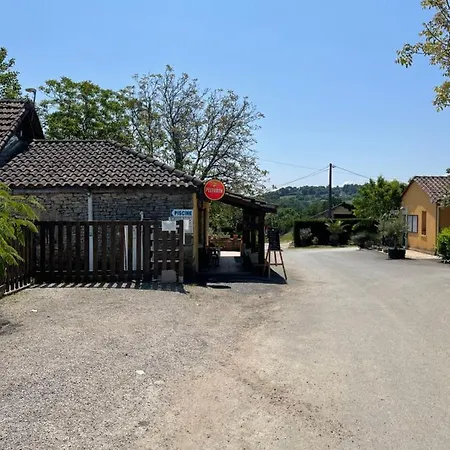 Joli Mobil-home Climatise Et Entierement Equipe Dont Les Draps Mais Sans Wifi, Pour 4 Adultes Au Maximum Avec Possibilite De 2 Enfants En Plus Avec Supplements Mais Piscine Et Restaurant Non Garantis A Compter De Septembre * Sarlat-la-Canéda