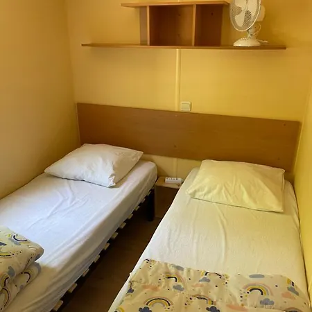 Joli Mobil-home Climatise Et Entierement Equipe Dont Les Draps Mais Sans Wifi, Pour 4 Adultes Au Maximum Avec Possibilite De 2 Enfants En Plus Avec Supplements Mais Piscine Et Restaurant Non Garantis A Compter De Septembre *