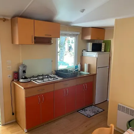 Joli Mobil-home Climatise Et Entierement Equipe Dont Les Draps Mais Sans Wifi, Pour 4 Adultes Au Maximum Avec Possibilite De 2 Enfants En Plus Avec Supplements Mais Piscine Et Restaurant Non Garantis A Compter De Septembre サルラ・ラ・カネダ