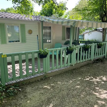 キャンプ場 Joli Mobil-home Climatise Et Entierement Equipe Dont Les Draps Mais Sans Wifi, Pour 4 Adultes Au Maximum Avec Possibilite De 2 Enfants En Plus Avec Supplements Mais Piscine Et Restaurant Non Garantis A Compter De Septembre