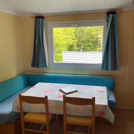 Joli Mobil-home Climatise Et Entierement Equipe Dont Les Draps Mais Sans Wifi, Pour 4 Adultes Au Maximum Avec Possibilite De 2 Enfants En Plus Avec Supplements Mais Piscine Et Restaurant Non Garantis A Compter De Septembre Kemping Sarlat-la-Canéda