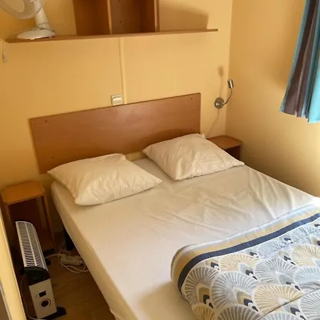Joli Mobil-home Climatise Et Entierement Equipe Dont Les Draps Mais Sans Wifi, Pour 4 Adultes Au Maximum Avec Possibilite De 2 Enfants En Plus Avec Supplements Mais Piscine Et Restaurant Non Garantis A Compter De Septembre キャンプ場 サルラ・ラ・カネダ