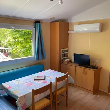 Joli Mobil-home Climatise Et Entierement Equipe Dont Les Draps Mais Sans Wifi, Pour 4 Adultes Au Maximum Avec Possibilite De 2 Enfants En Plus Avec Supplements Mais Piscine Et Restaurant Non Garantis A Compter De Septembre Sarlat-la-Canéda